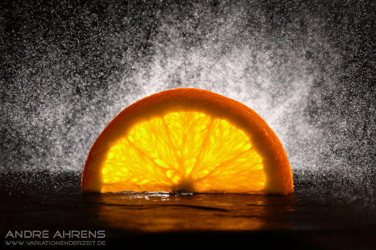 Foto einer halben Orangenscheibe